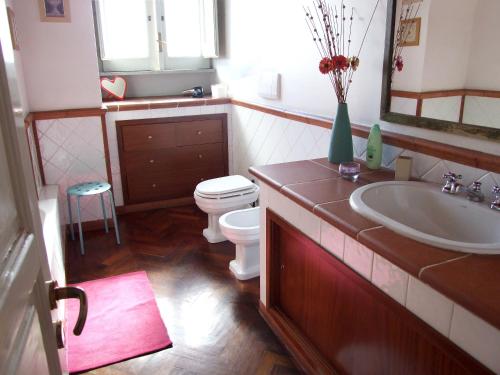 Double Room with Balcony image 6