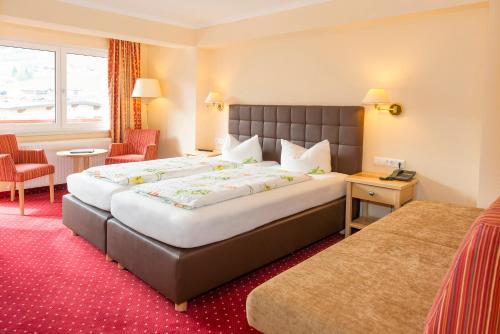 1 queen bed, 1 sofa bed