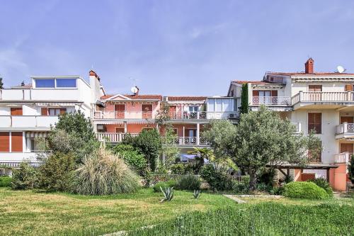  NATALY house with apartments in Umag