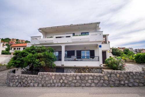 One Bedroom Apartment with Terrace and Sea View