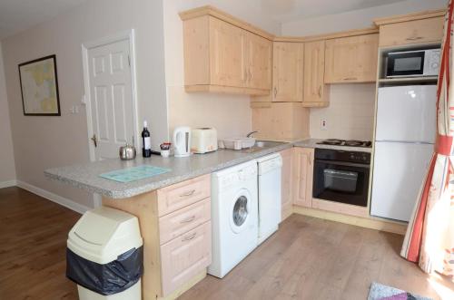 The Helm Apartments B&B in Уестпорт