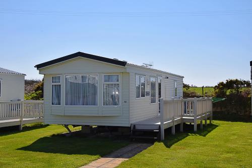 ทัศนียภาพภายนอกโรงแรม, Roselands caravan park, Nr Lands End, Cornwall in เซนต์ จัสต์