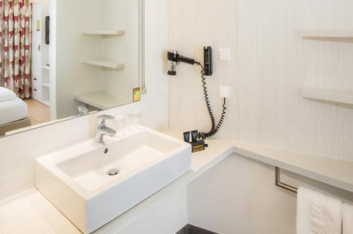 Suite with Garden View image 7