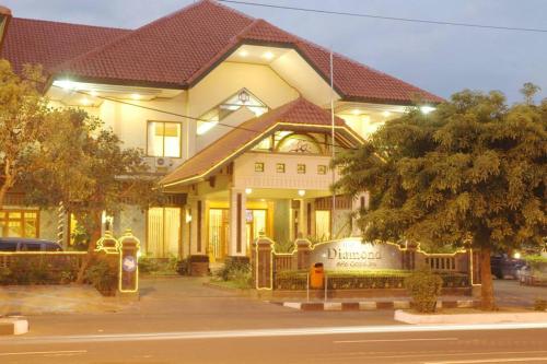 Hotel Diamond Hotel Diamond is conveniently located in the popular Labuan Bajo area. The property offers guests a range of services and amenities designed to provide comfort and convenience. Free Wi-Fi in all rooms