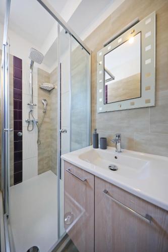Deluxe Two-Bedroom Apartment with Balcony and Pool View image 10