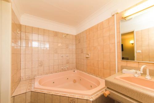 스파, 햄튼 빌라 모텔 (Hampton Villa Motel) in 록햄프턴 시내