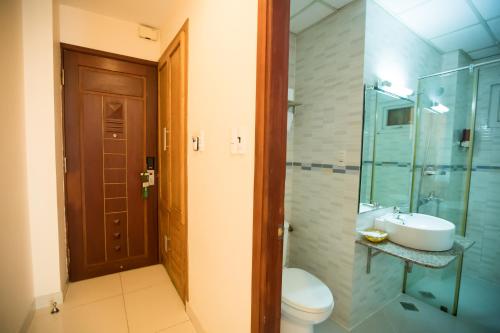 Bathroom, Ipeace Hotel near Pham Ngu Lao street (backpack)