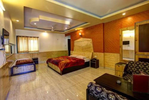 Hotel New Paramount The 3-star Hotel New Paramount offers comfort and convenience whether youre on business or holiday in Manali. Featuring a satisfying list of amenities, guests will find their stay at the property a c