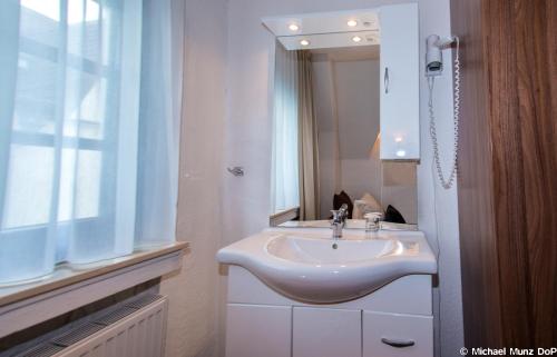 Single Room with Private Bathroom in Hallway image 8