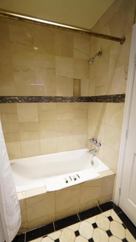 ไทรลอน โฮเต็ล - ฮอลลีวูด (Trylon Hotel - Hollywood) near ฮอลลีวูดวอล์ค ออฟเฟม