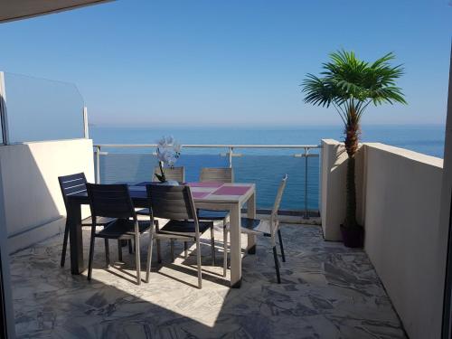 Appartement 3 pièces Nice Promenade des anglais dernier étage vue mer solarium 3