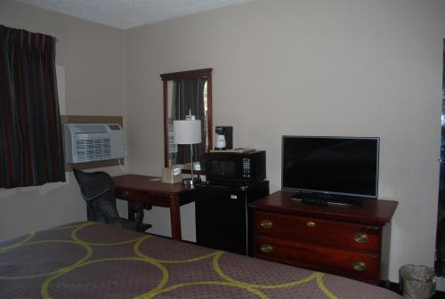 Queen Room with Two Queen Beds - Smoking