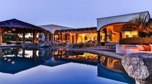 Tranquil Villa on a Golf Course with Open-Concept Living, Infinity Pool, & Jacuzzi