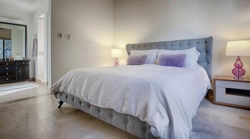 Contemporary Villa with Butler, BIG Marina & Ocean Views Walking Distance to Downtown
