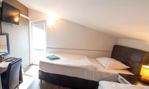 Guesthouse Stari Grad - image 8