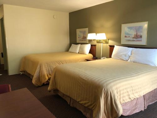 . Norwood Inn & Suites Worthington