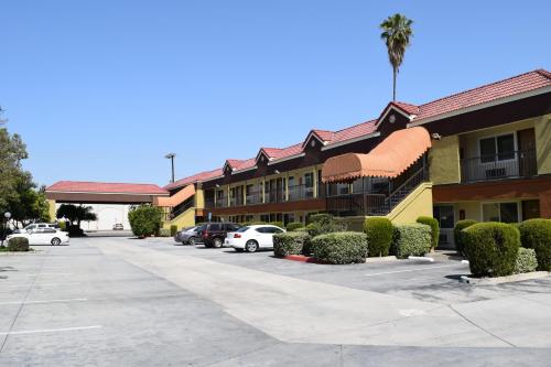 Budget Inn - image 9