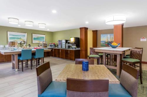 Hawthorn Suites by Wyndham Naples