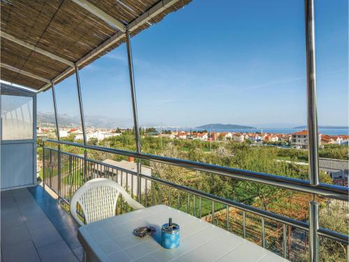  Three-Bedroom Apartment in Kastel Stafilic, Pension in Kaštela