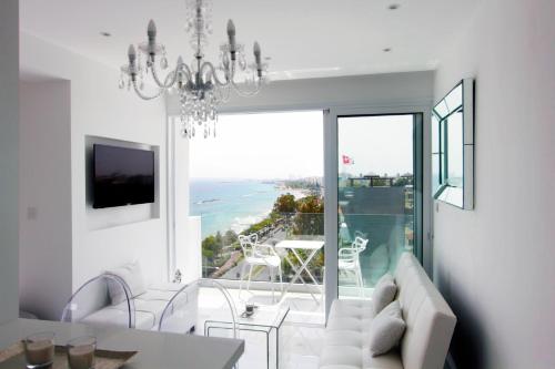 The White Pearl Suite - beach front city centre with sea view. 1