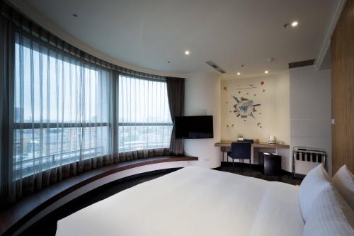 Merryday Hotel Banqiao Branch near The Lin Family Mansion and Garden