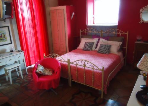 Double Room with Balcony image 5
