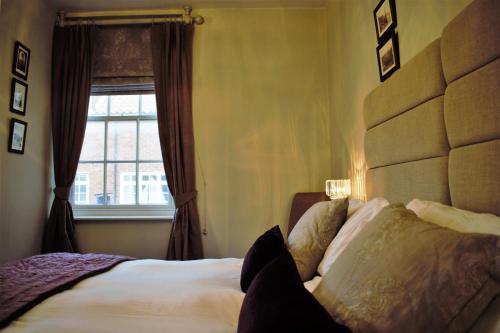 White Horse & Griffin - image 7
