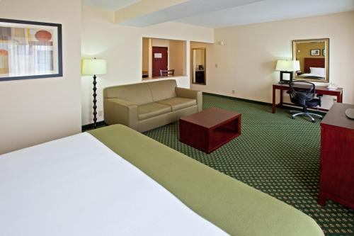 Holiday Inn Express Hotel & Suites Indianapolis - East, an IHG Hotel