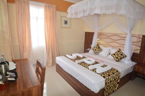 Double Room with Private Bathroom image 7