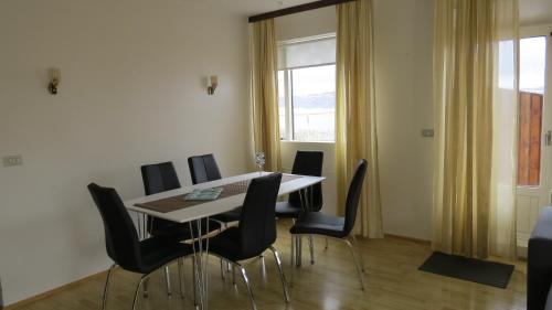 Beautiful house just 50 m from the sea in Berufjardarvatn