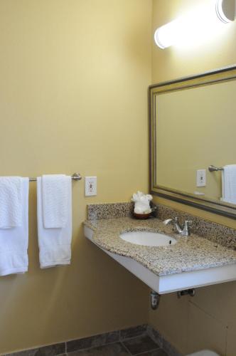 Oasis Inn and Suites in Santa Barbara, USA