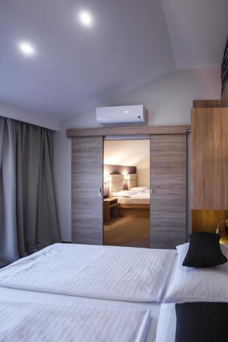 Luxury Suites Bellevue - image 4
