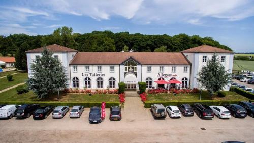 Logis Hôtel Les Tuileries - Hotel - Féy