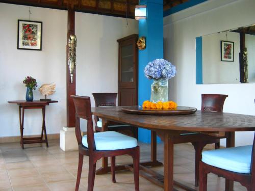 Villa Shantitara Bungalows – Sanur, CO