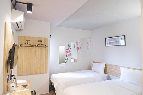 Guestroom, IZEN Budget Hotel & Residences (Plus) near Cafe Kantary