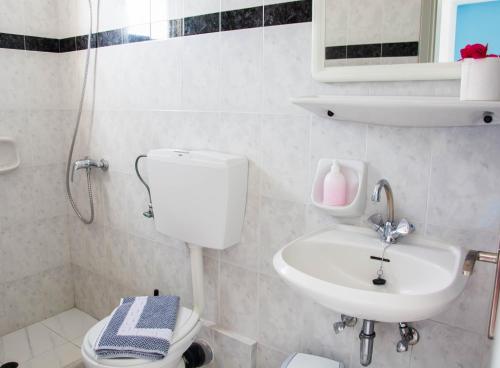 Sail Inn Studios & Apartments - main image