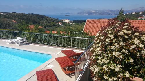 Modern apartment with swimming pool & sea views