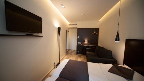 Central Hotel - image 2