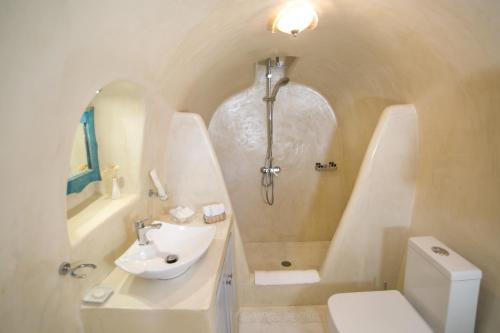 Deluxe Suite (2-4 Adults) image 9