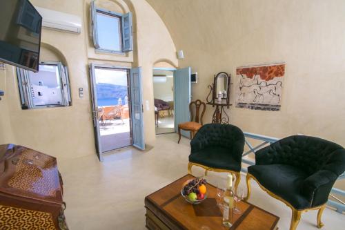 Deluxe Suite (2-4 Adults) image 1