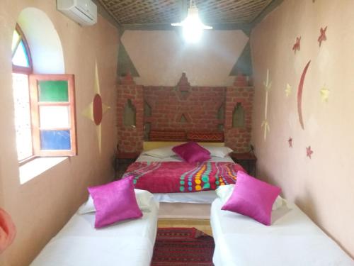 3 twin beds