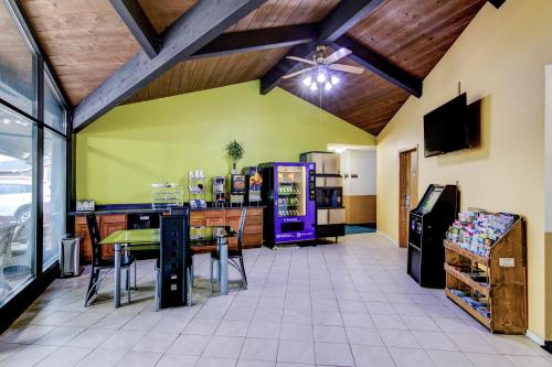 Bloomer Inn & Suites