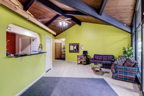 . Bloomer Inn & Suites
