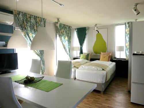 AH87 Osaka in Kandai Mae Station