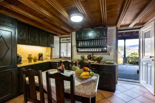 مطبخ, Casa da Encruzilhada in Guimaraes City Center