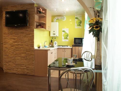 Квартира на проспекте Александра Поля с ромашками (Apartment on the Oleksandra Polia avenue with chamomiles) - image 2