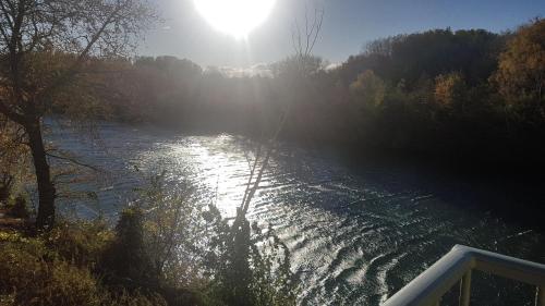 Gite face a la riviere -proche du pont du Gard-
