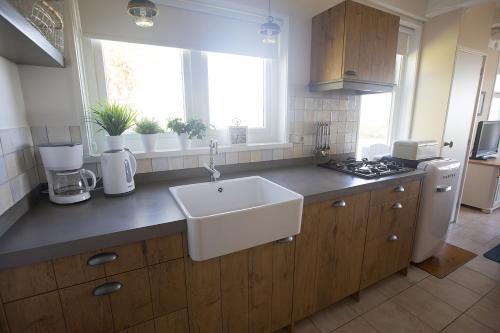 Kitchen, Vakantiehuisje Smoek Holwerd, aan de Waddenzee in Holwerd