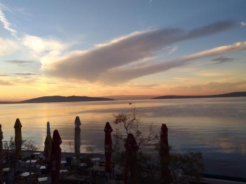 A környék, Sedam Bisera in Kastela