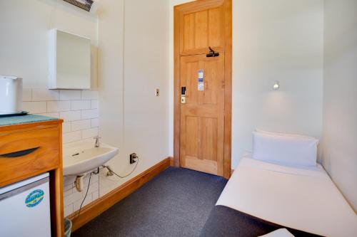 Standard Single Room image 6